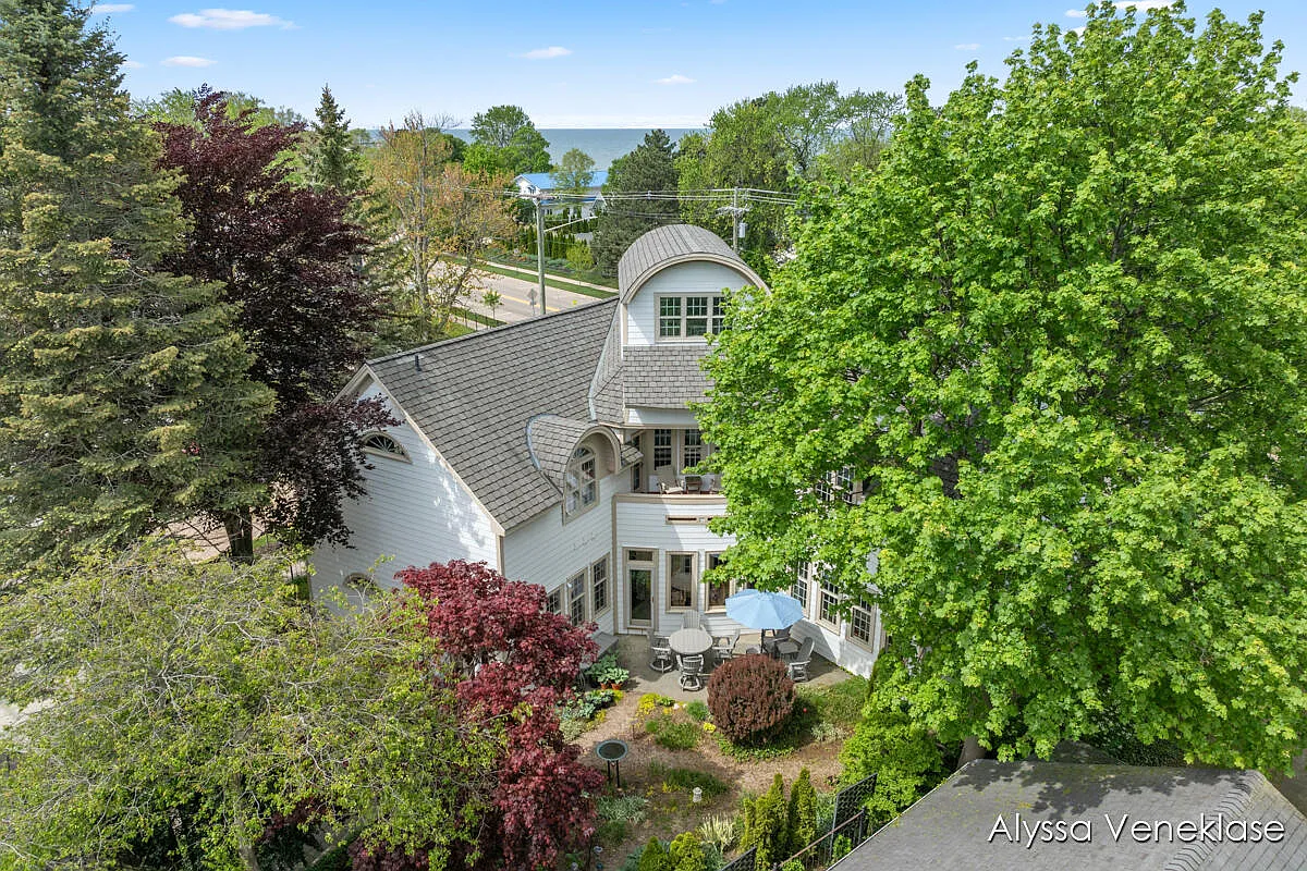 404 N Shore Dr photo 1