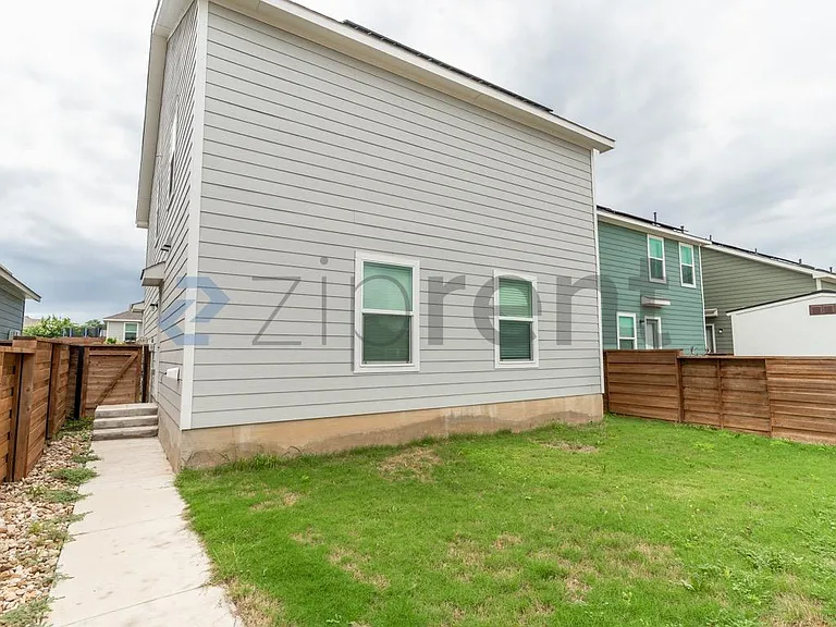 889 Powell St — Photo 20