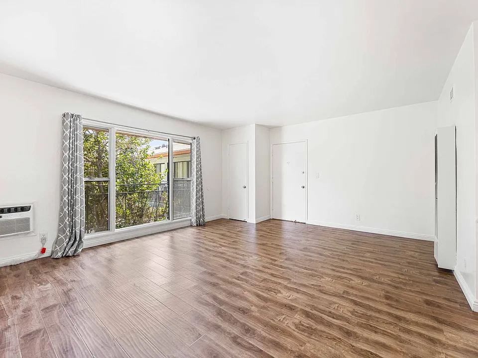 Hollyview Apartments