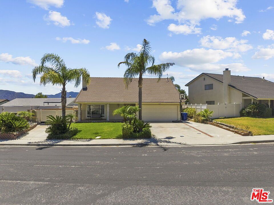 1st image of 15362 Rhododendron Dr