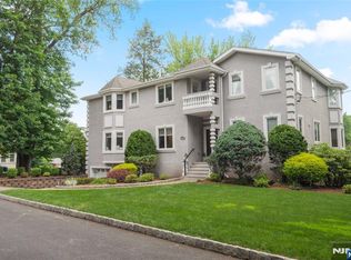 216 8th St, Cresskill, NJ 07626