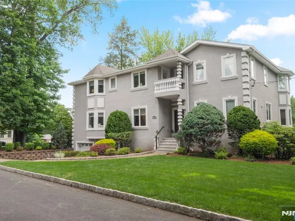 216 8th St, Cresskill, NJ 07626