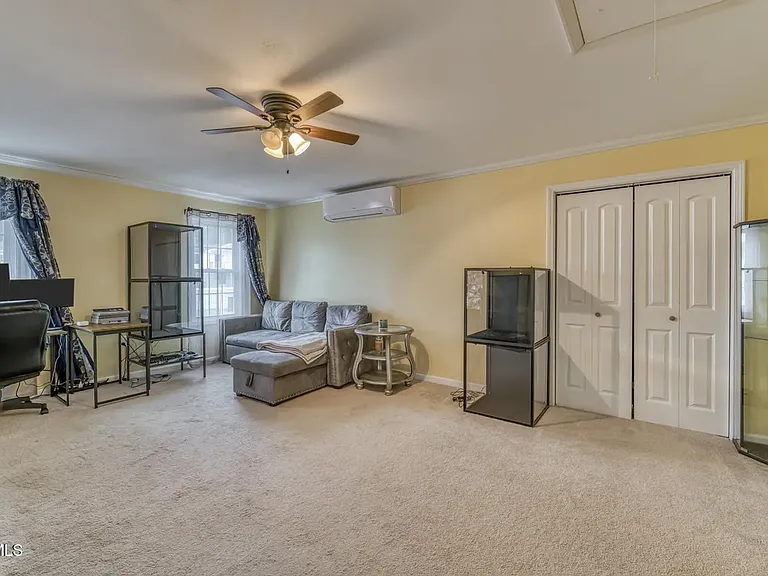 250 Bradford Ln — Photo 4