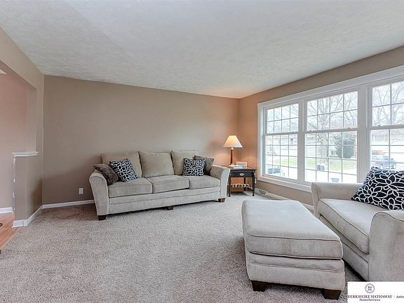 Fabulous new windows! Newer carpet and spacious room sizes.