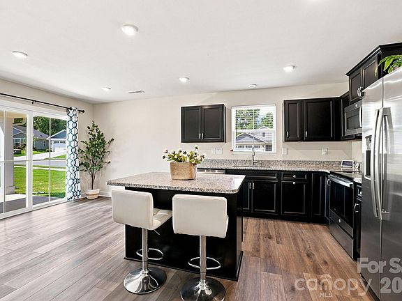 4th image of 621 Grandiflora Ave