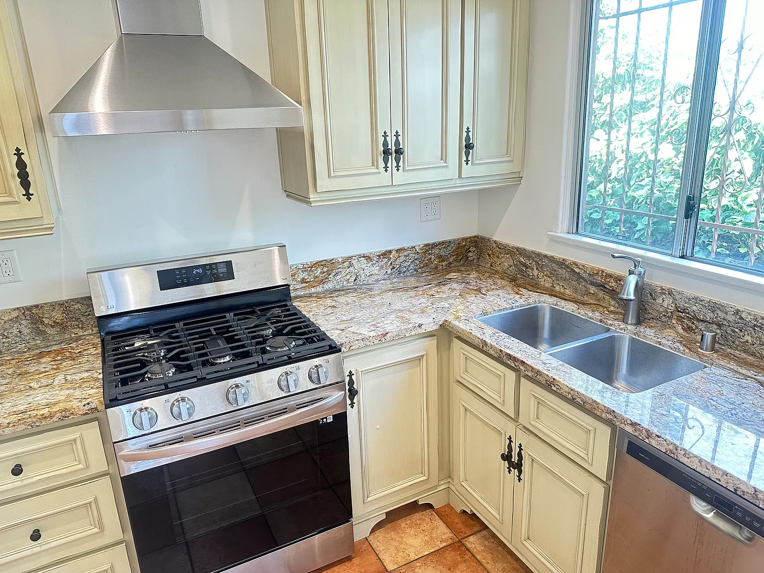 1607 S Sierra Bonita Avenue — Photo 3
