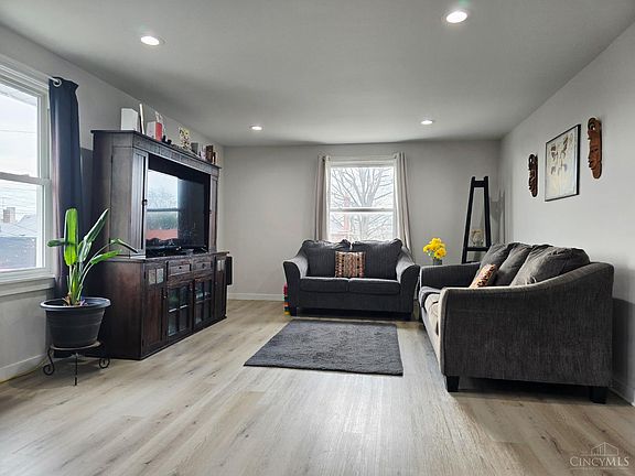 4th image of 3820 Delmar Ave