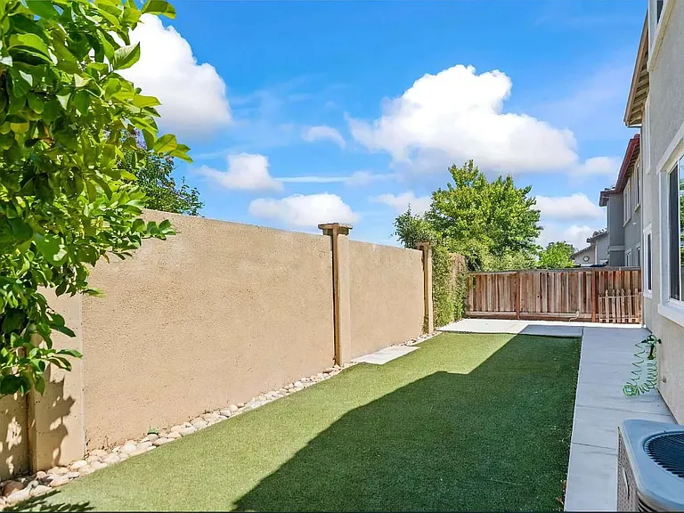 683 Southwood Dr — Photo 1