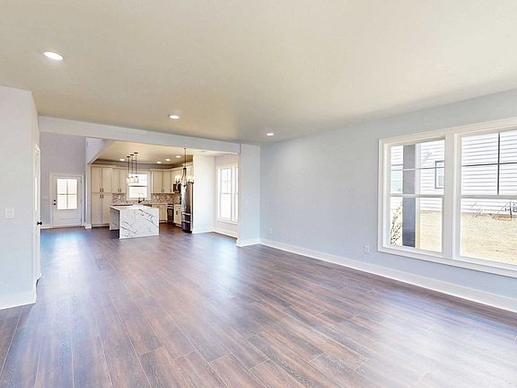 3rd image of 1064 Eastview Rd NE