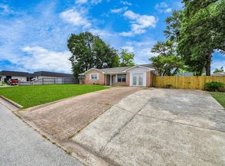 811 Hillcrest Dr, Conroe, TX 77301