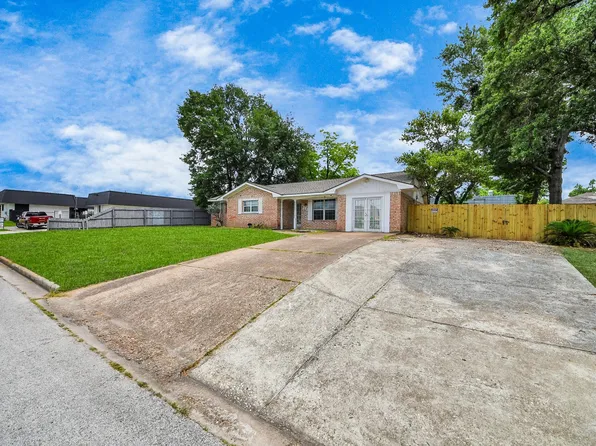 811 Hillcrest Dr, Conroe, TX 77301