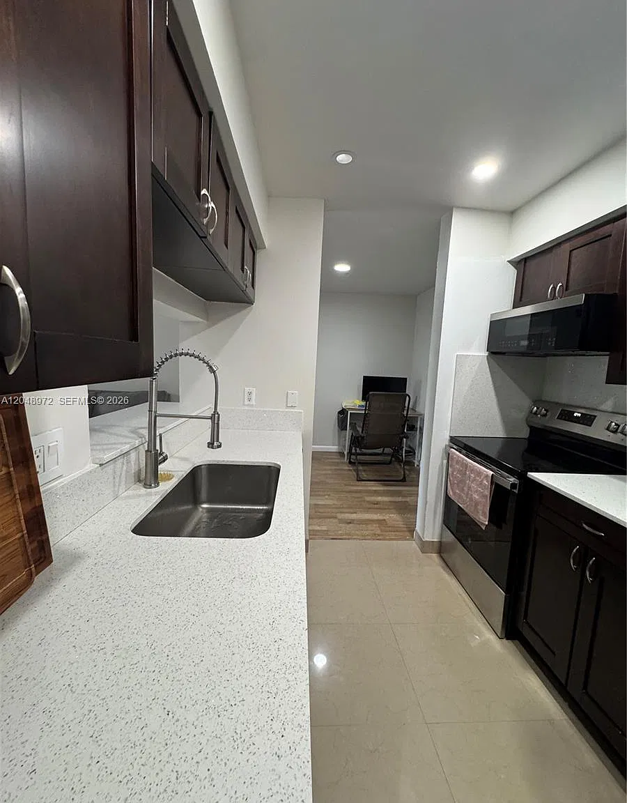 1 bed, 1.0 bath, 780 sqft, $1,800 — Photo 2