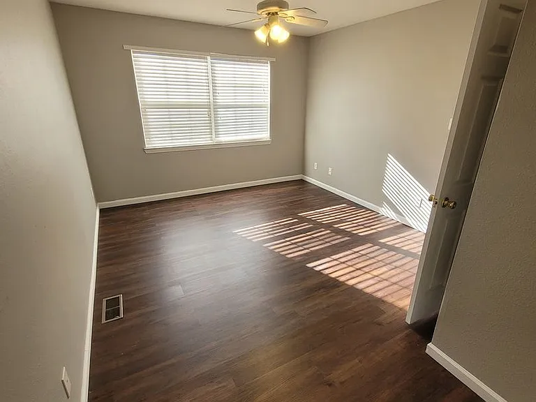 402 Shade Tree Ln — Photo 10