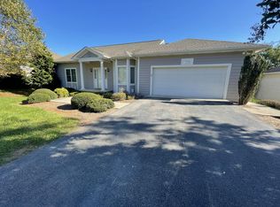 1052 8th Fairway Ln, Huddleston, VA 24104