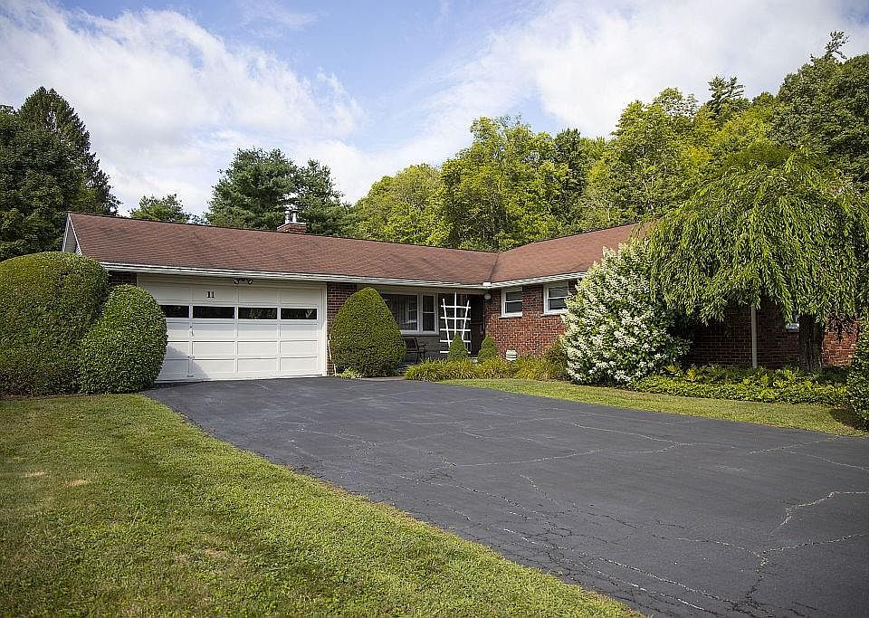 1st image of 11 Pamela Dr