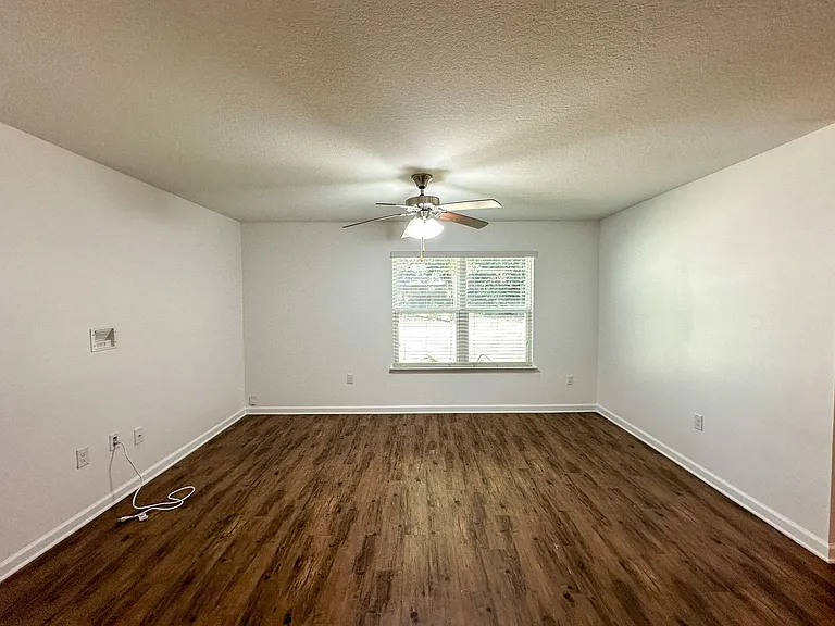 2123 Waltham St — Photo 8