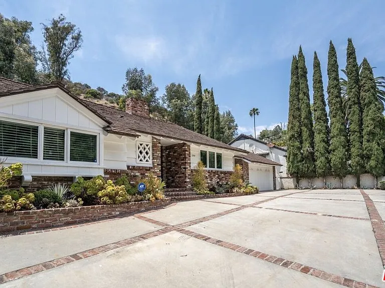 2201 Coldwater Canyon Dr — Photo 2