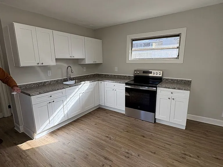 3 bedroom 3 bath in Spartanburg with Lots of Space Workshop in the garage!! — Photo 10