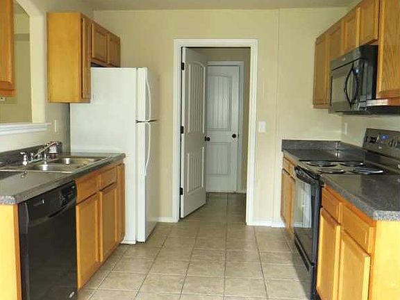 4th image of 705 E Sandalwood St