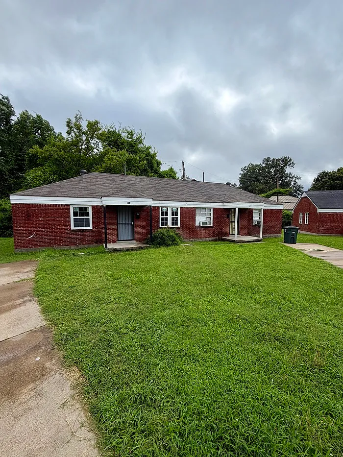 2 bed, 1.0 bath, $800 — Photo 1