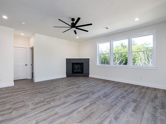 4th image of 2736 NE 55th Pl