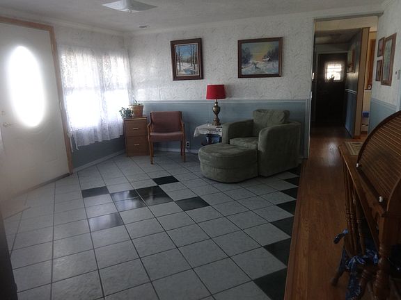 ENTRY OR FAMILY ROOM