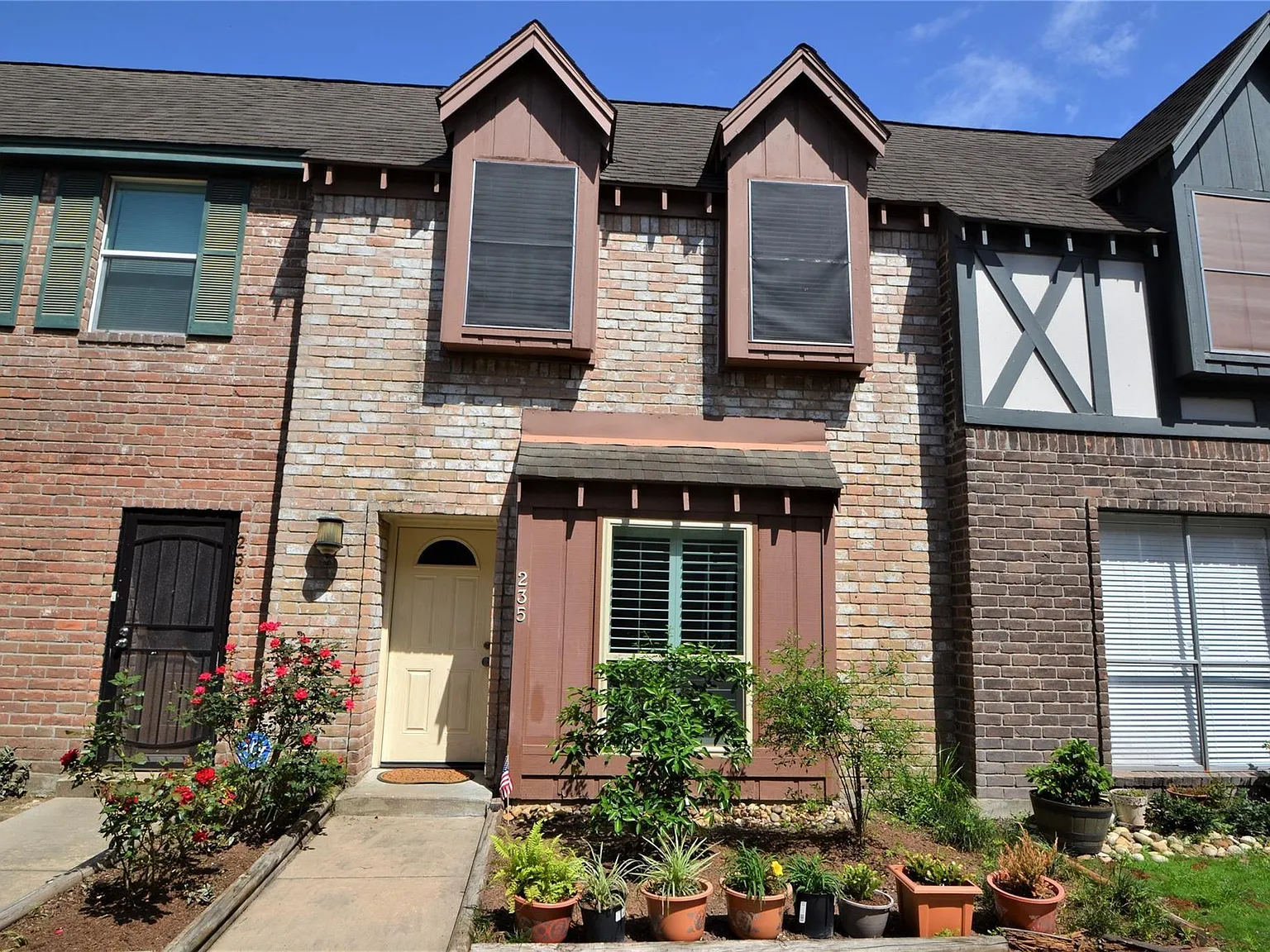 3 bed, 2.5 bath, 1604 sqft, $2,100 — Photo 1