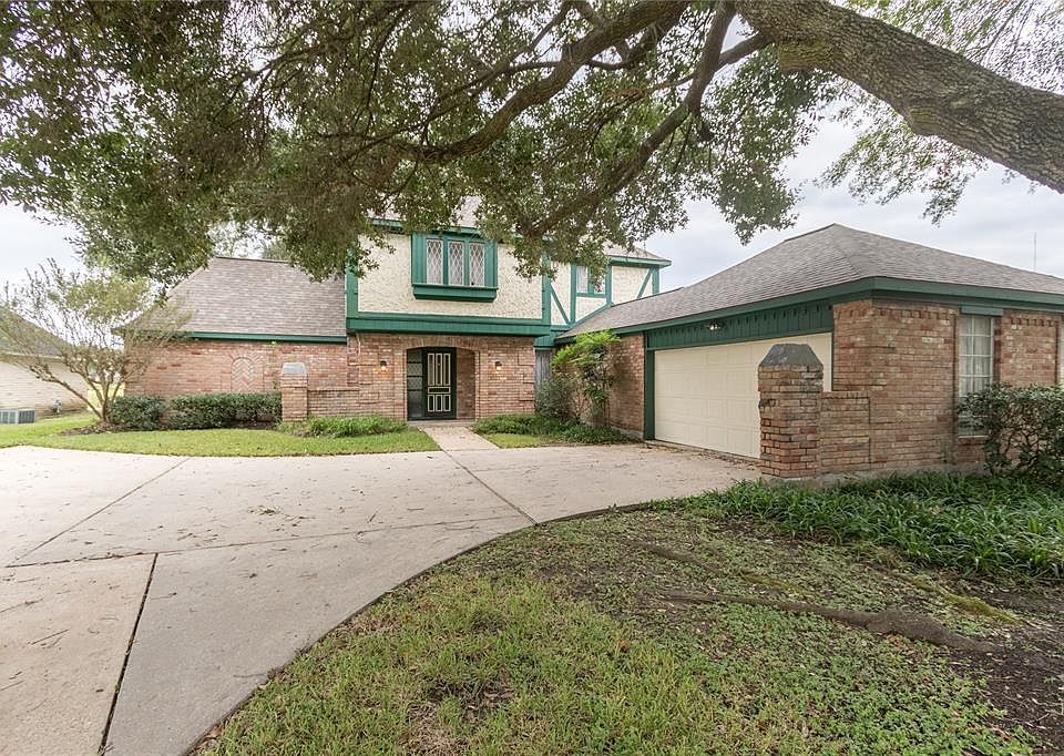 Large 4 Bedroom, 2.5 bath home on Quail Valley Golf Course