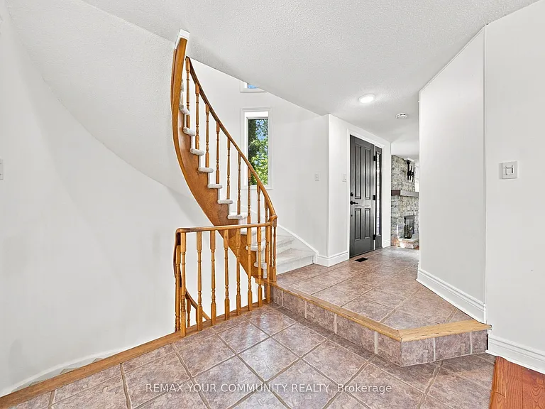 1544 Greenbriar Dr — Photo 4