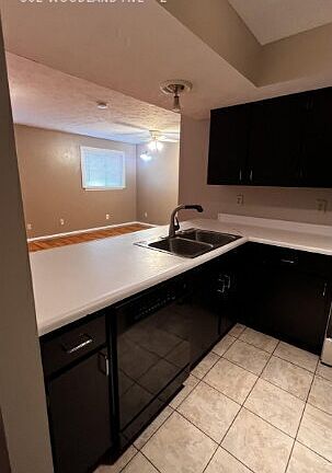 3rd image of 562 Woodland Ave APT 2