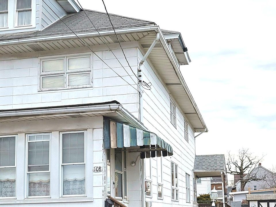 1st image of 108 E Oak St