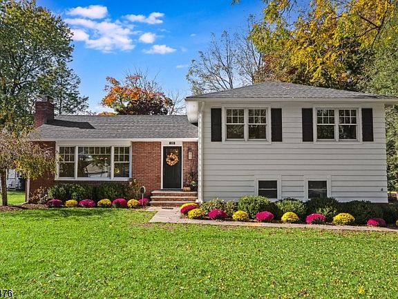 3rd image of 125 Glenbrook Rd