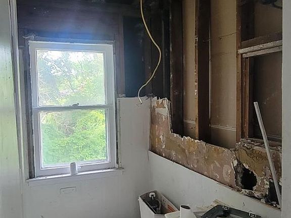 5th image of 14823 Heyden St