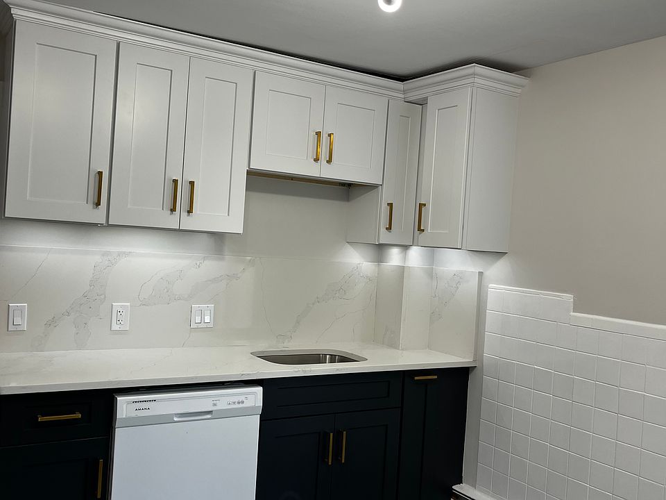 Beautiful modern kitchen all new cabinets