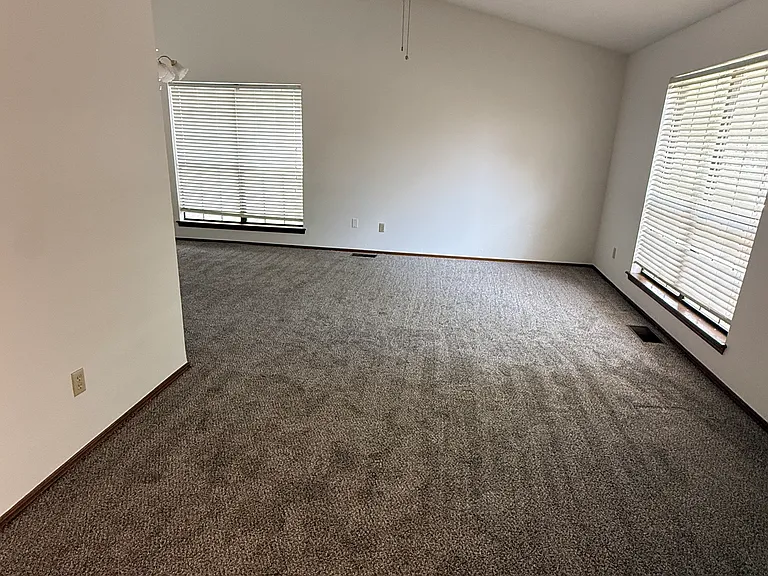 1528 Simon Ave — Photo 10