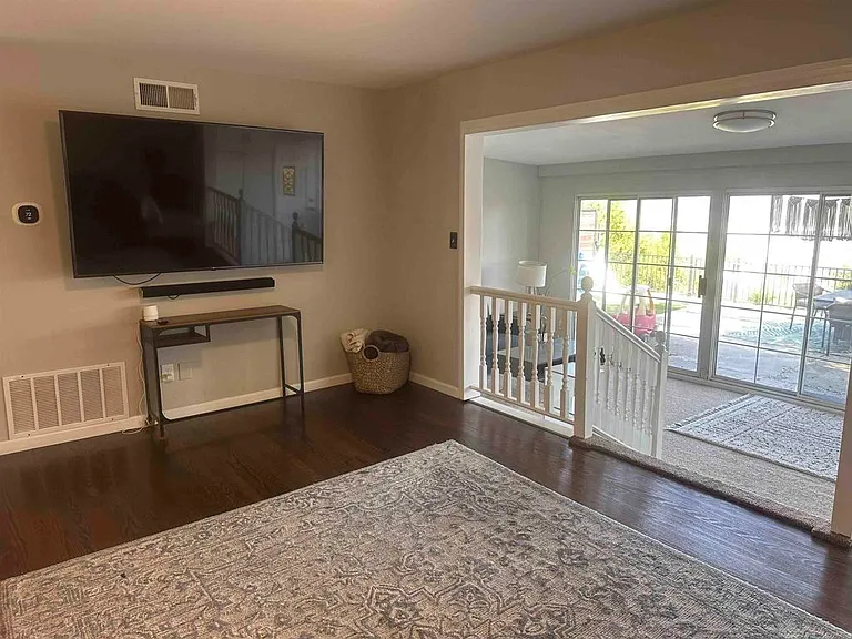 1315 Darby St — Photo 18