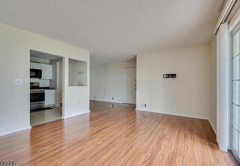 69 Amberly Ct — Photo 5