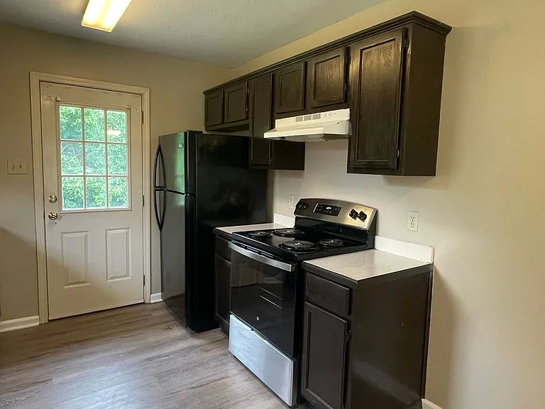 2555 Winchester Dr — Photo 3