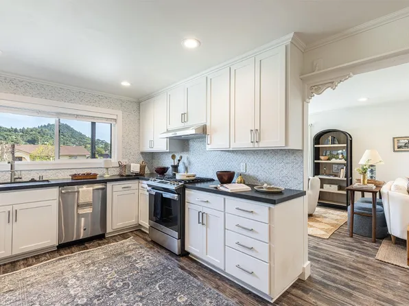 911 University Street, Healdsburg, CA 95448