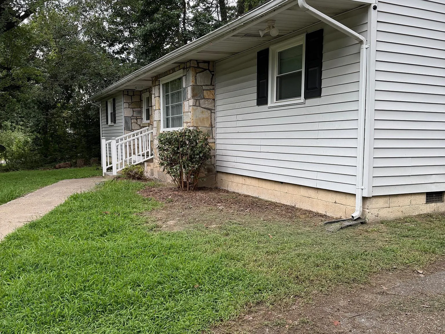 4 bed, $2,100 — Photo 1