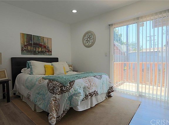 4th image of 922 W 51st Pl