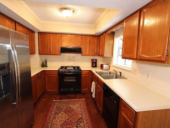 3rd image of 105 Williamsburg Ln