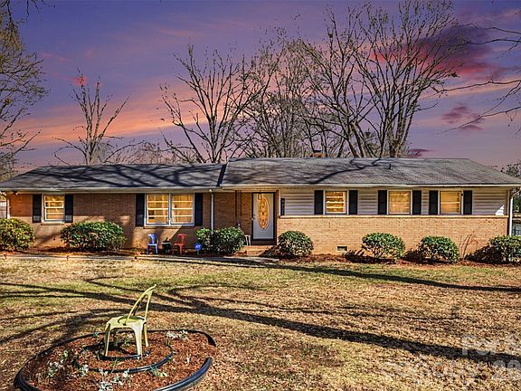 2nd image of 4831 Dogwood Pl