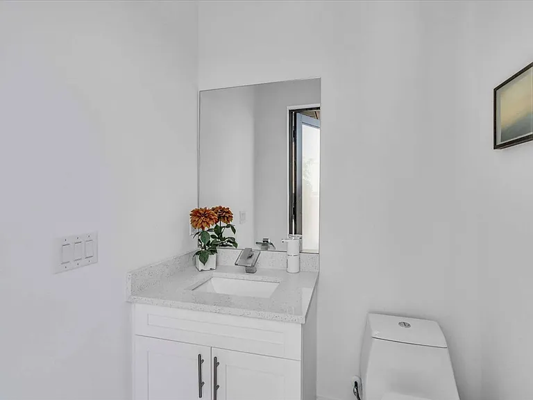 116 SE 5th Pl — Photo 25