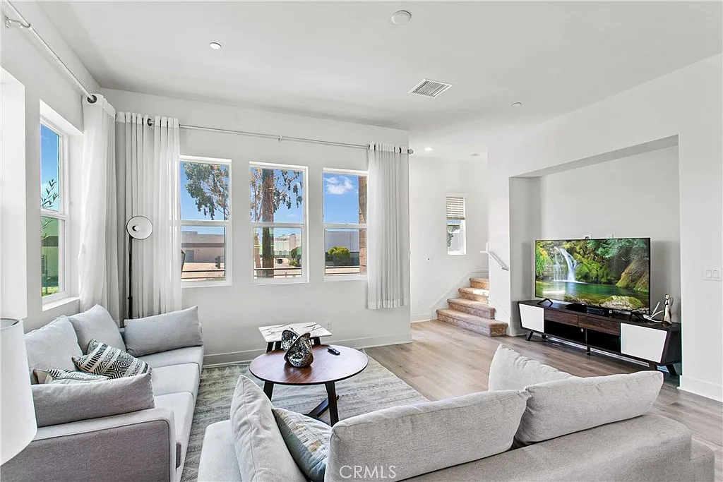 3 bed, 2.5 bath, 1772 sqft, $5,300 — Photo 3