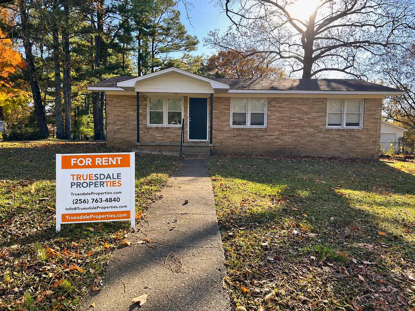 4bed /2bath Brick Home With Fenced In Back Yard — Photo 1