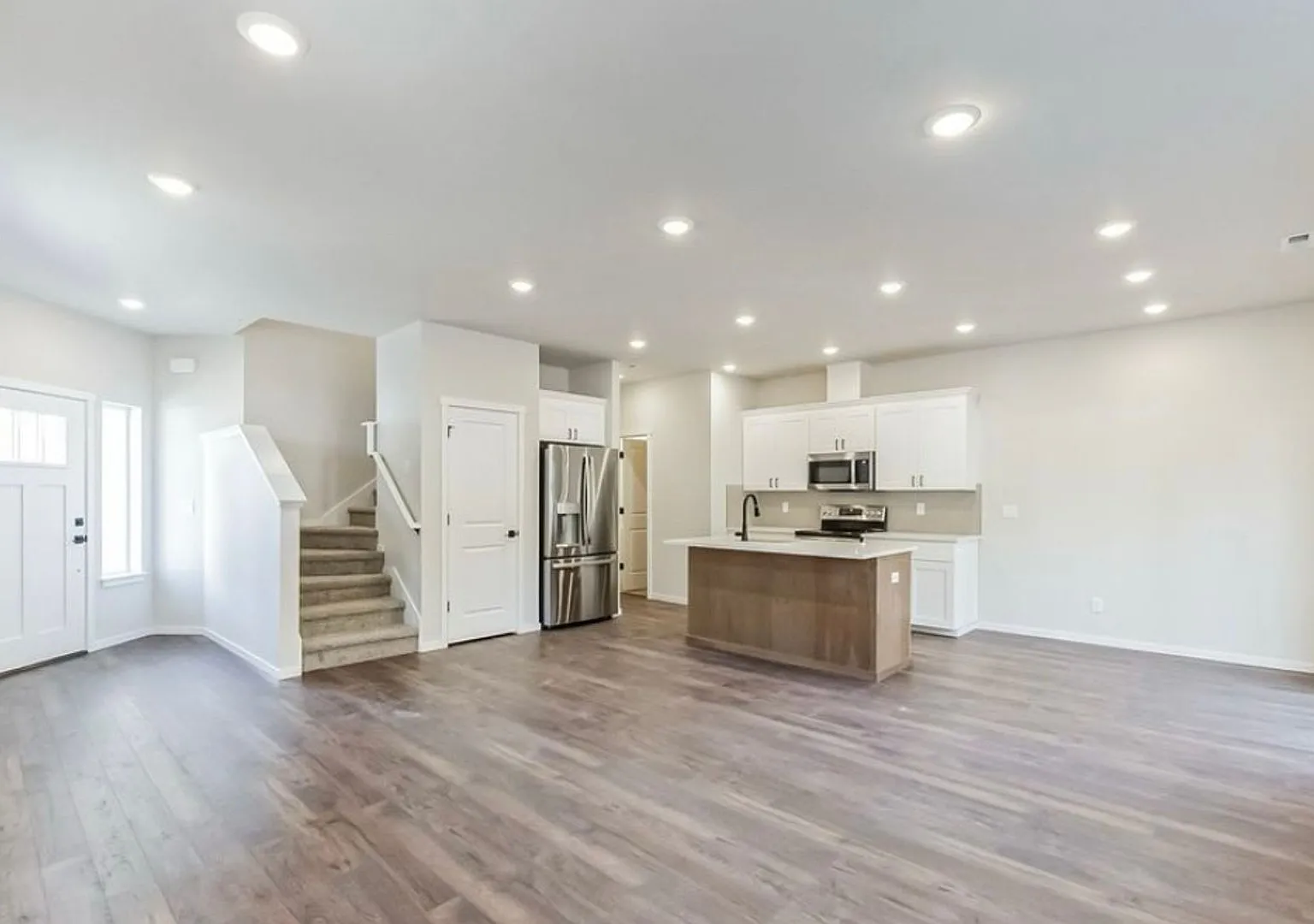 907 E Fourth St — Photo 4
