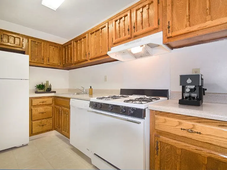 St. Regis Apartments — Photo 6