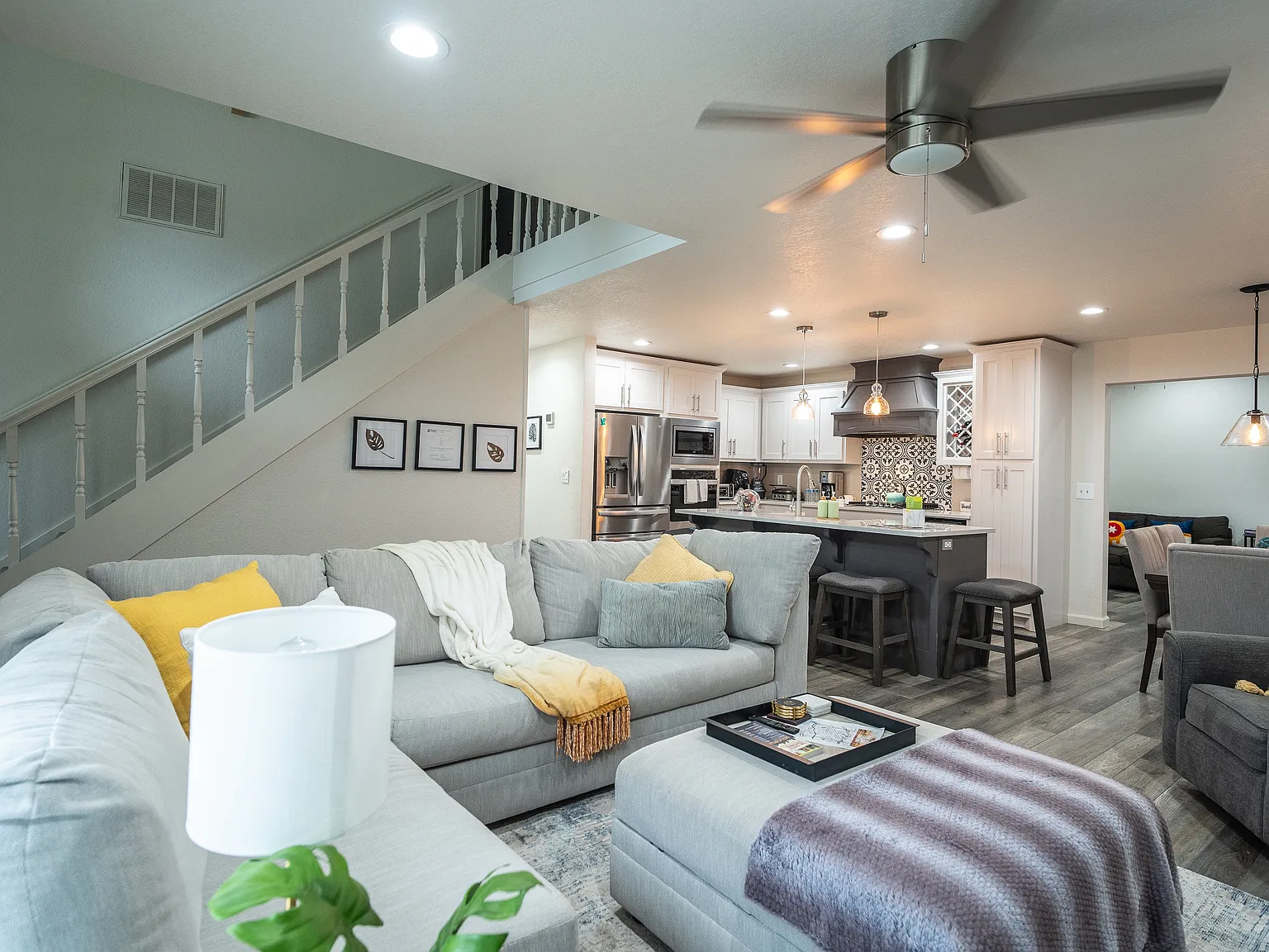 4 bed, 2.5 bath, 1975 sqft, $4,000 — Photo 3