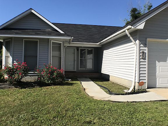 3rd image of 18 Lexington Cir